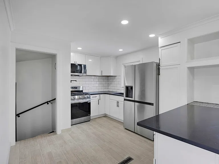 10606 S Vernon Ave — Photo 7