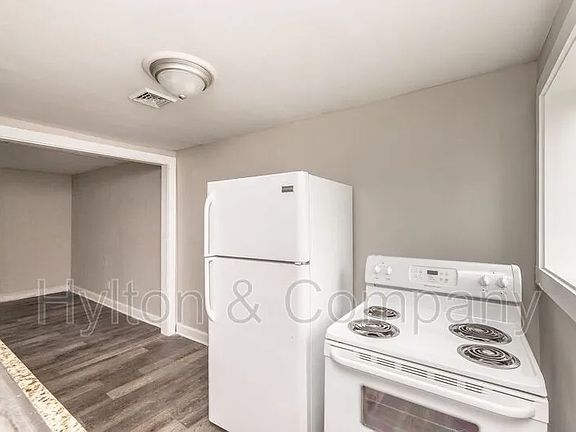 2nd image of 1063 1065 Sixth St