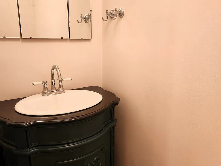 446 Macnab St N — Photo 12
