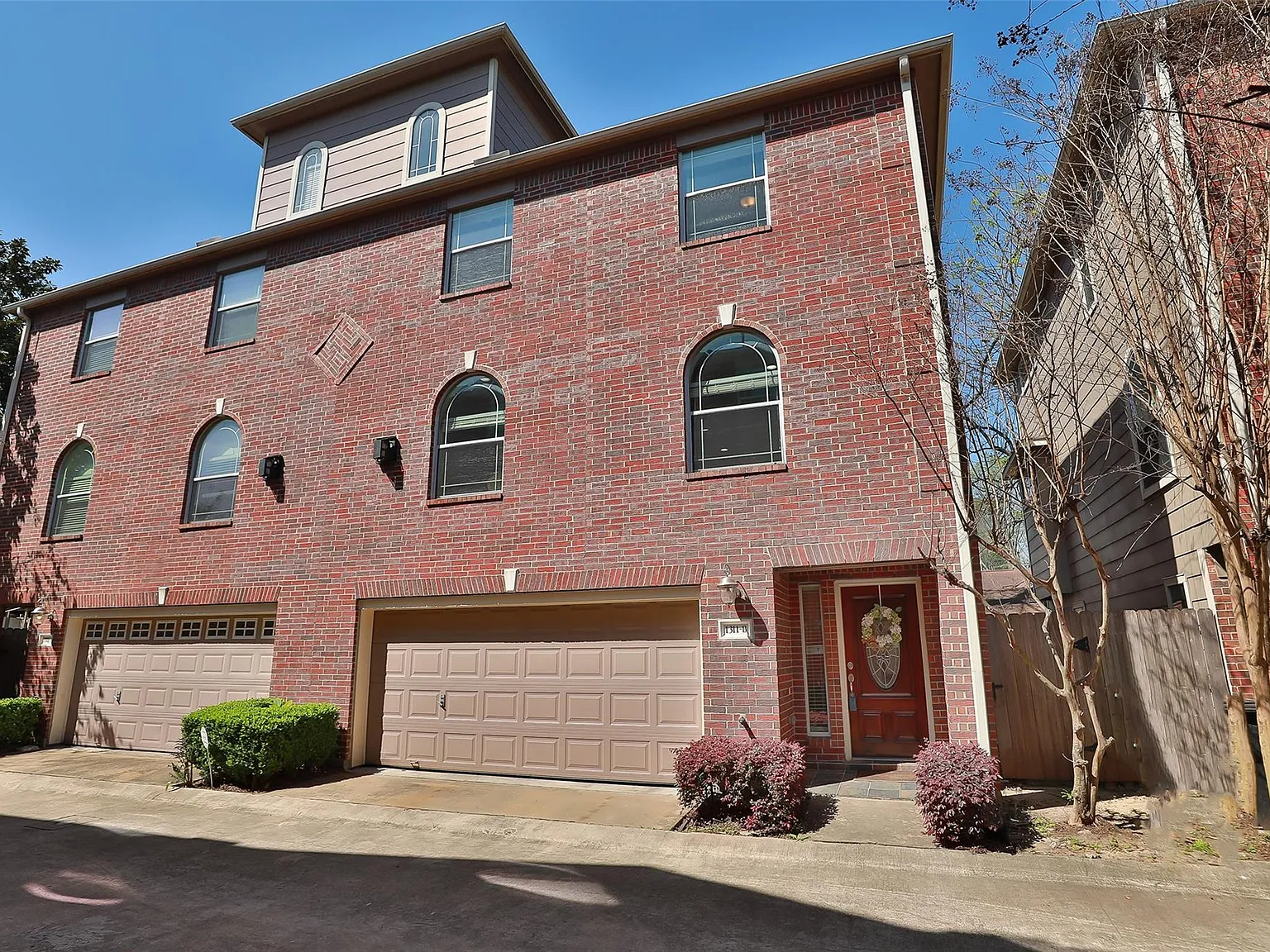 3 bed, 3.5 bath, 2587 sqft, $3,200 — Photo 2
