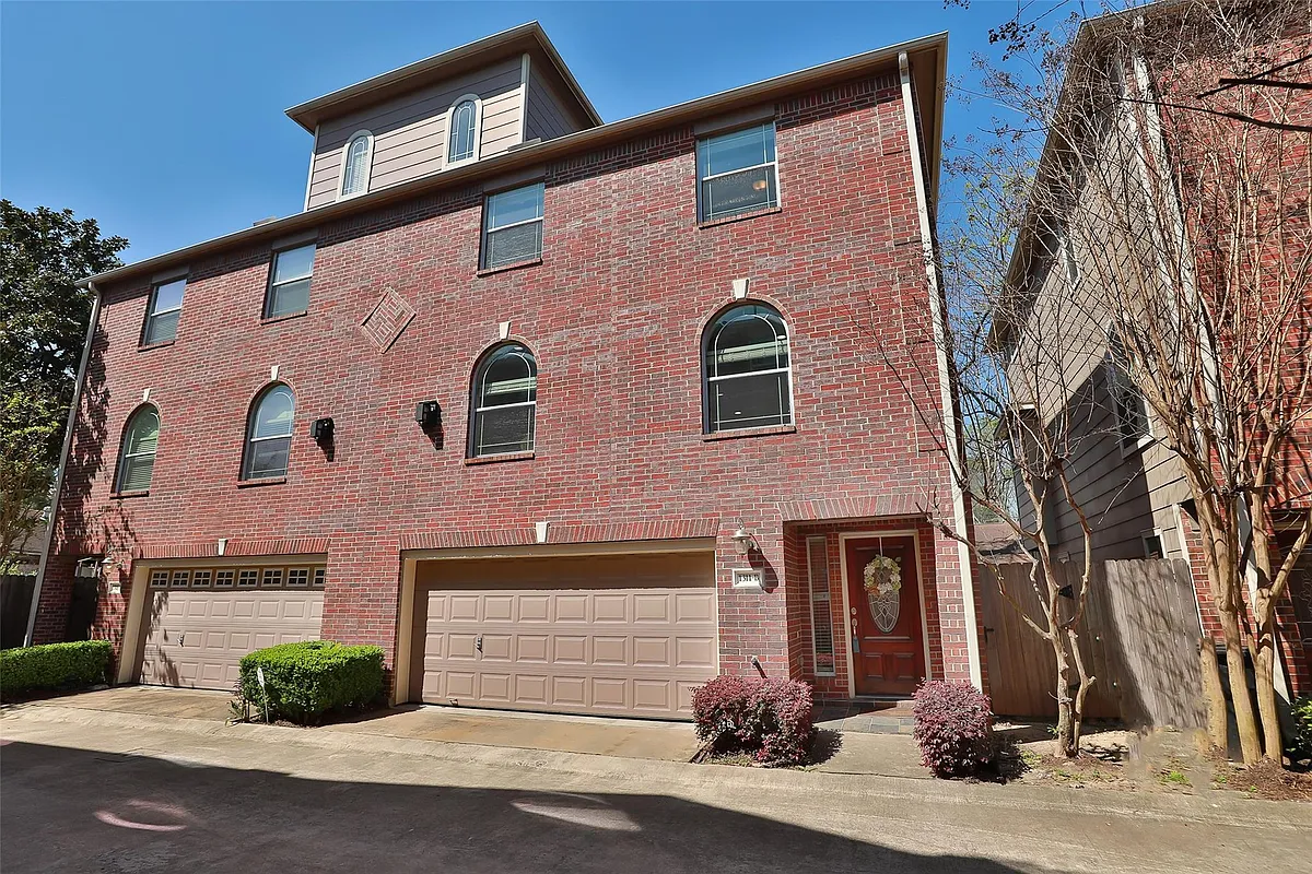 Photo 2 of 29 - 1311 Bingham St #B - Houston, TX Building Photo - 1311 Bingham St #B