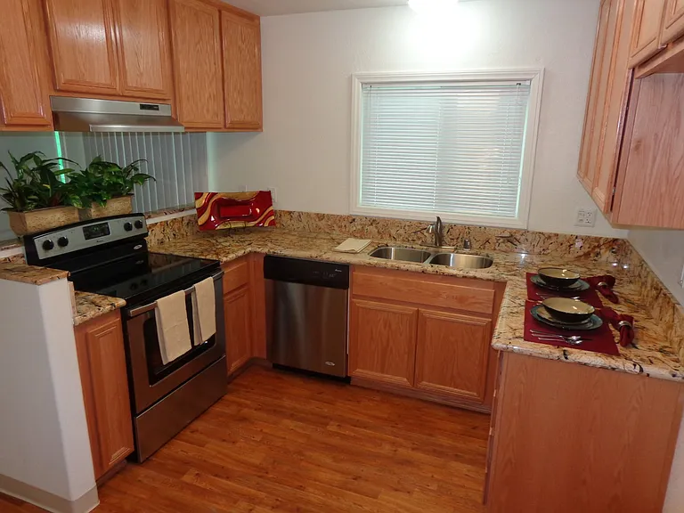Flamingo Apartments — Photo 24