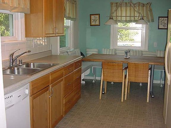 Updated eat-in Kitchen