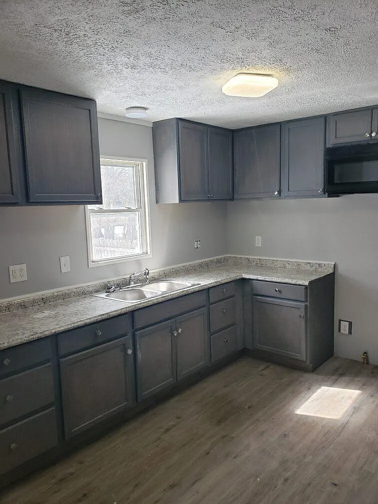 1015 W 18th Street — Photo 2