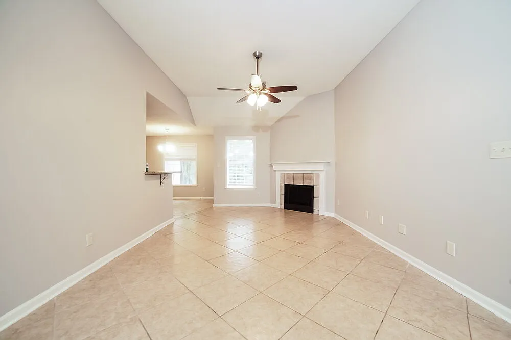3 bed, 2.0 bath, 1403 sqft, $1,735 — Photo 4