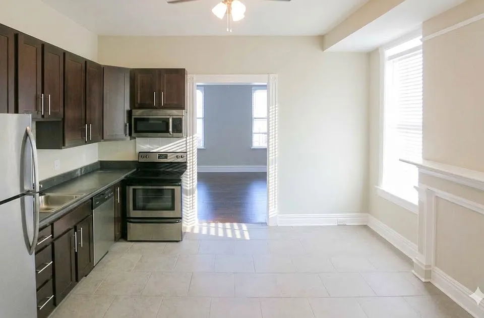 Large Eat-in Kitchen