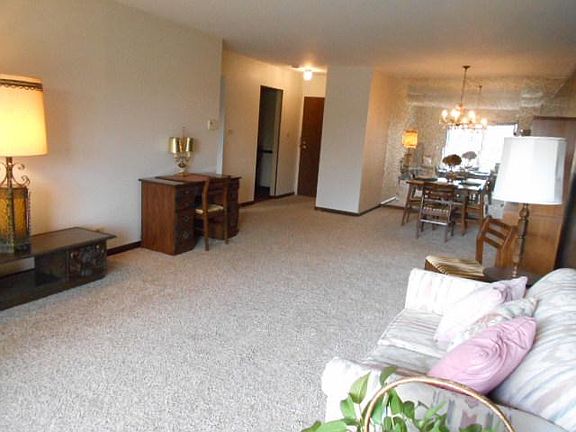 3rd image of 945 E Kenilworth Ave Unit 321