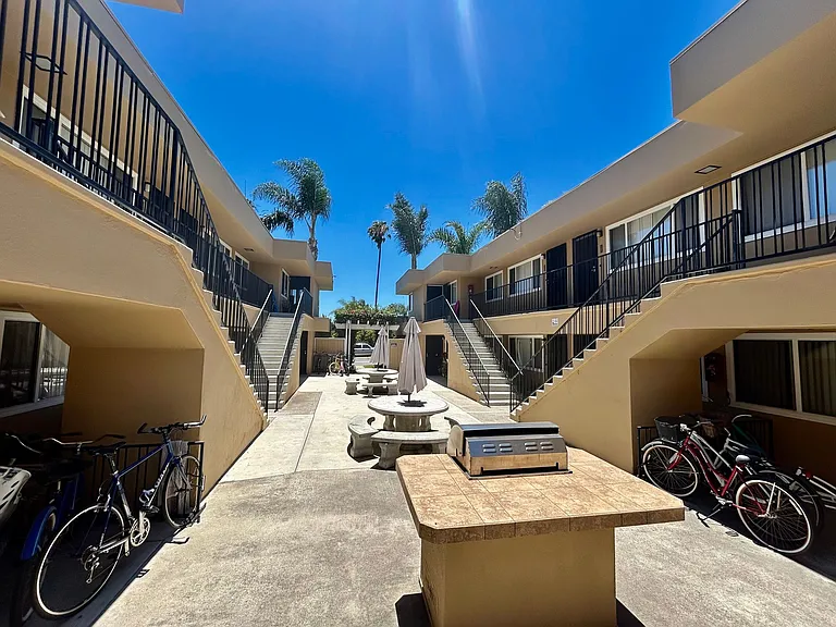 Bright 2 bed 1 bath in Pacific Beach — Photo 7