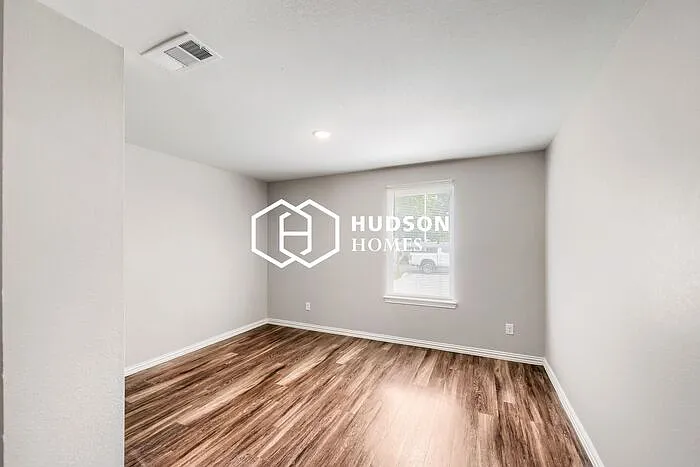 229 De Haven St #B — Photo 6