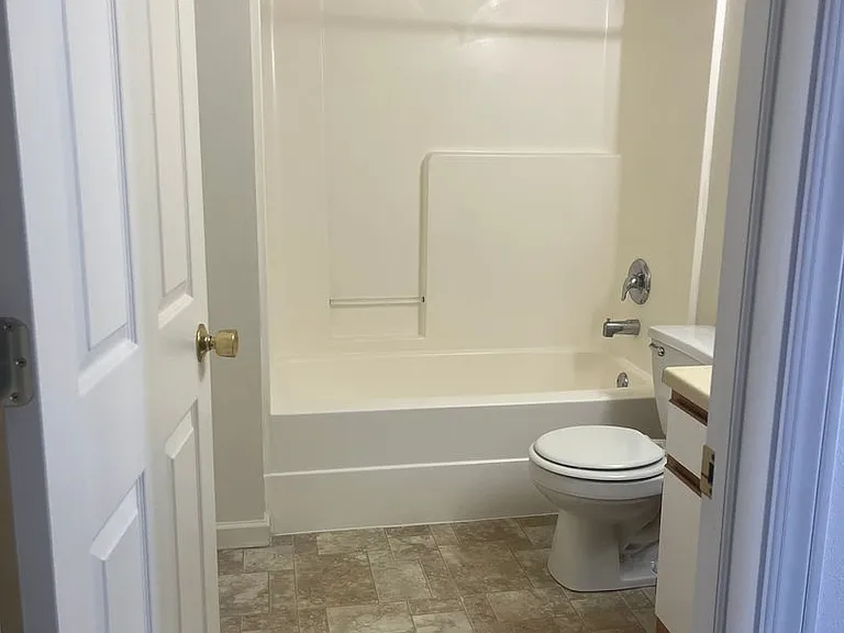 Ashley Square Apartments — Photo 22