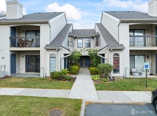 1006 Harbor Club Dr, Parlin, NJ 08859
