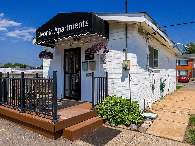 Livonia Apartments — Photo 4