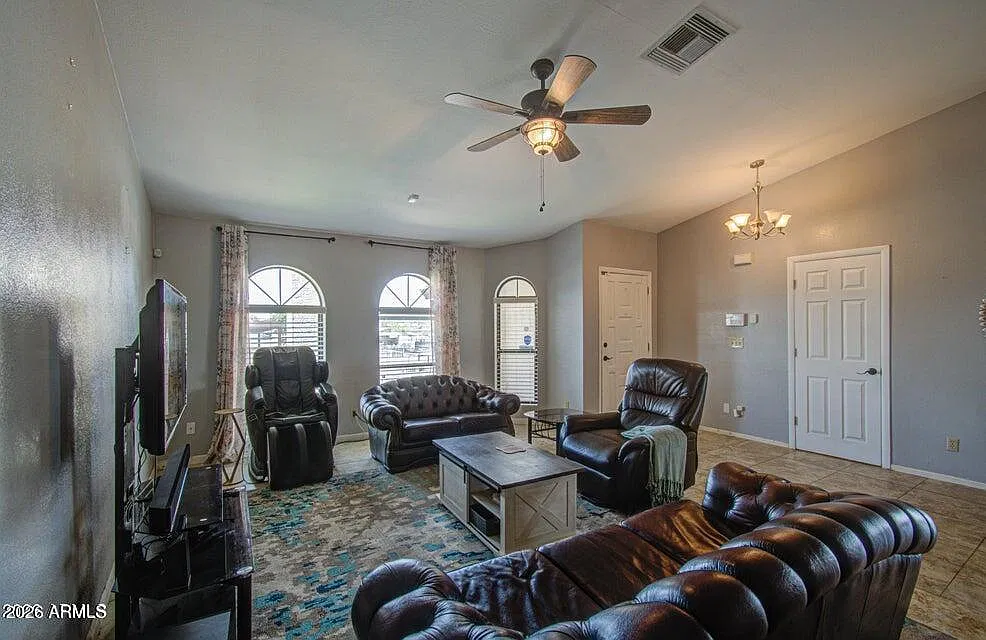 4 bed, 3.0 bath, 3722 sqft, $3,200 — Photo 4