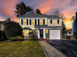 89 Claydon Rd, Garden City, NY 11530