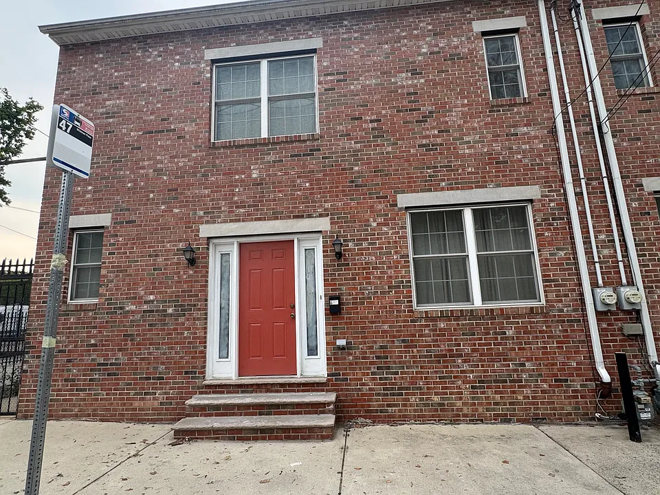 642 N 8th St
