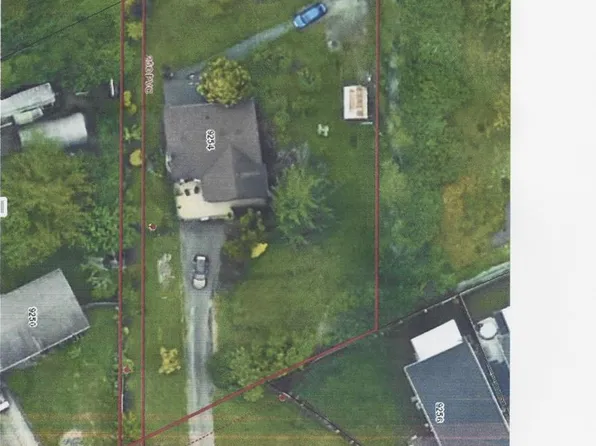 9254 Rideau Ave, North Saanich, BC V8L 1E8