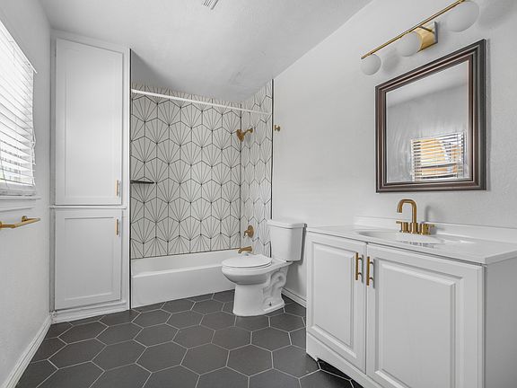 3rd image of 4723 Victor St #1B1B