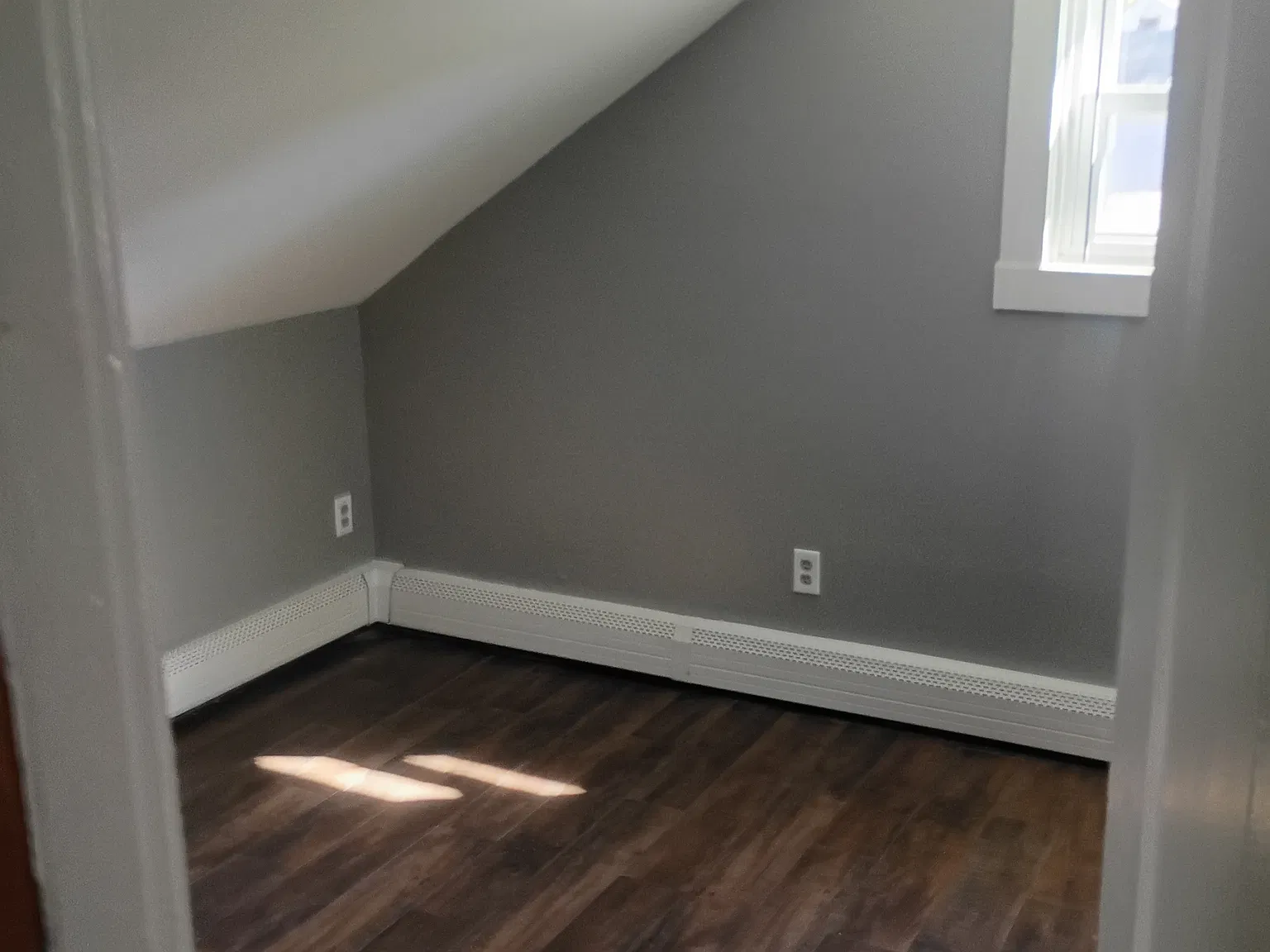 3 bed, 704 sqft, $1,950 — Photo 2