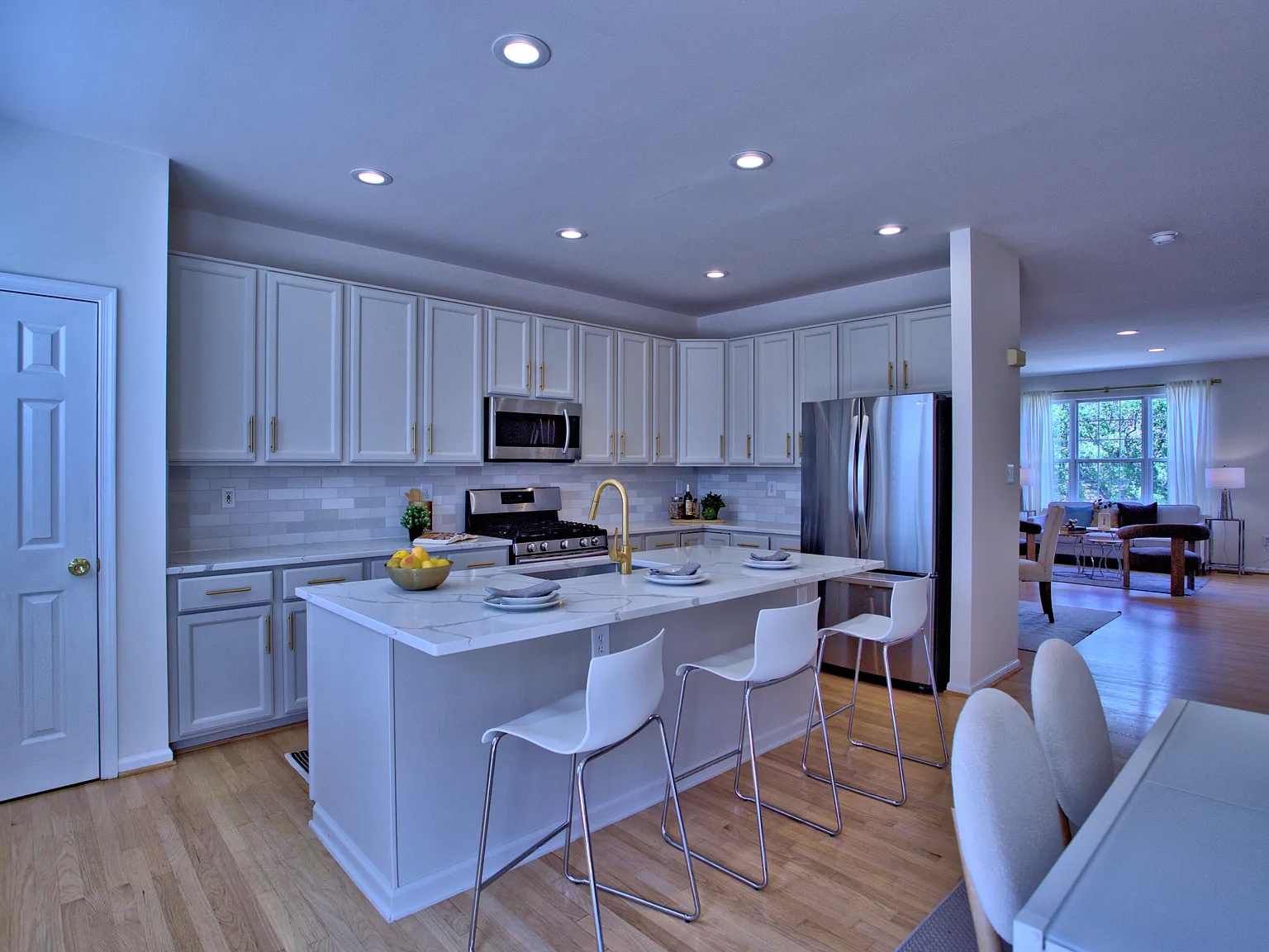 3 bed, 2023 sqft, $3,200 — Photo 2