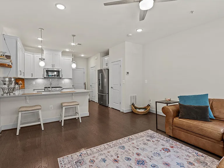 813 Rockwell Ave #813 — Photo 5