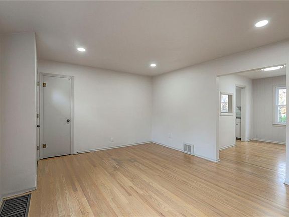 5th image of 3037 S Scott Ave