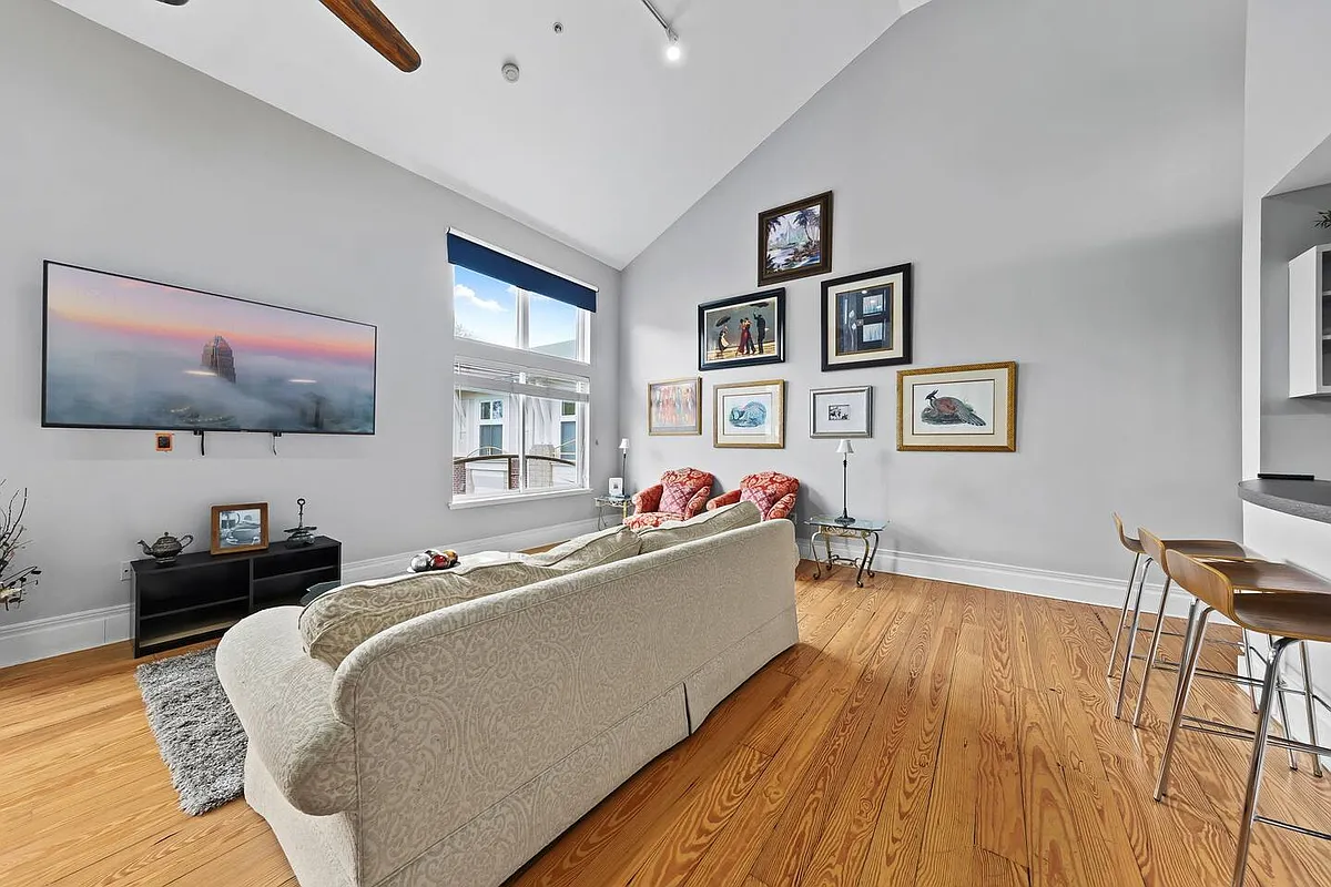 Building Photo - 404 N Laurel Ave #42