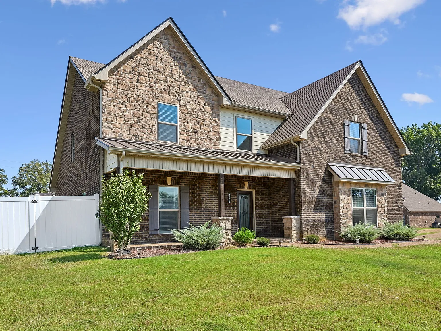 5 bed, 3.5 bath, 3152 sqft, $4,200 — Photo 2