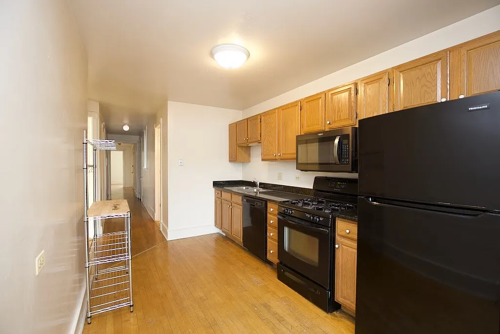 Radical 4 Bed, 2 Bath at Sheridan + Columbia (Rogers Park) — Photo 3