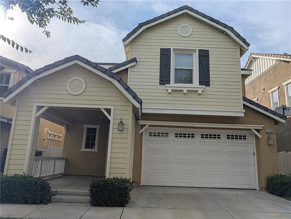4 bed, 3.0 bath, 2400 sqft, $3,200 — Photo 1