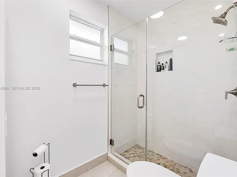 301 Hampton Ln — Photo 31