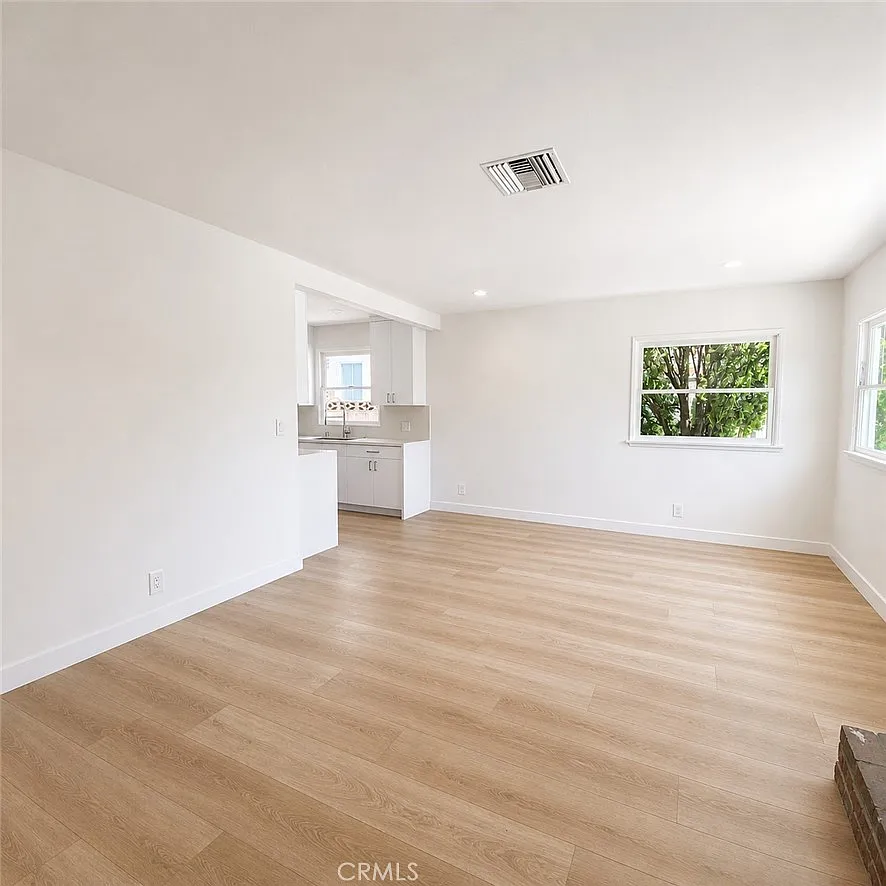 3 bed, 1024 sqft, $3,950 — Photo 3