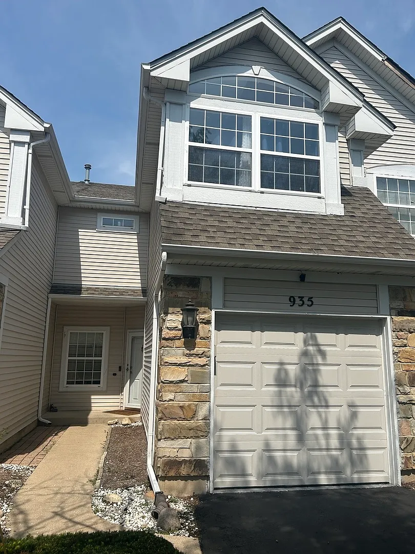 3 bed, 1.5 bath, 1617 sqft, $2,400 — Photo 2