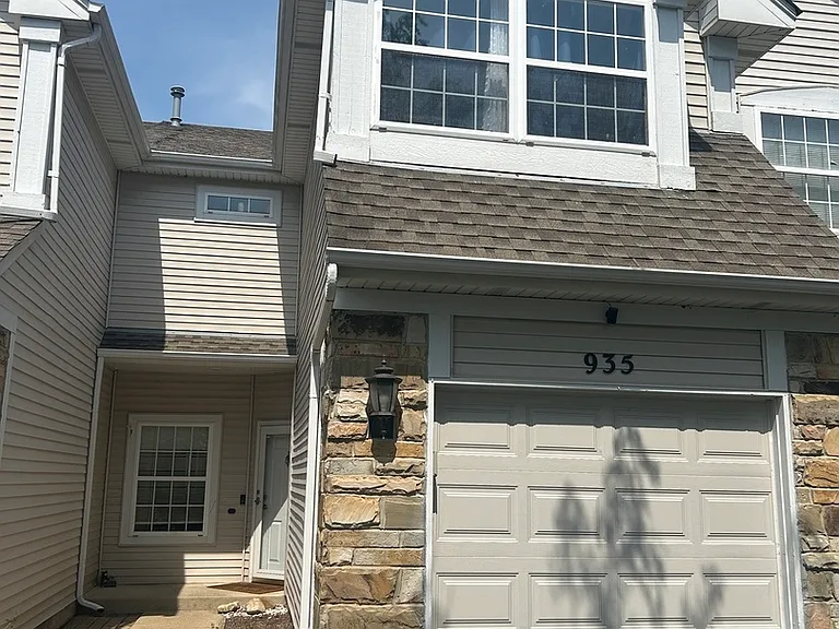935 Viewpoint Dr — Photo 2