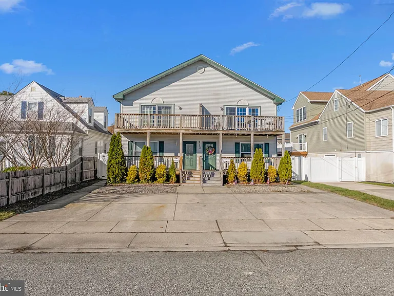 413 Beach Ave W #B — Photo 30