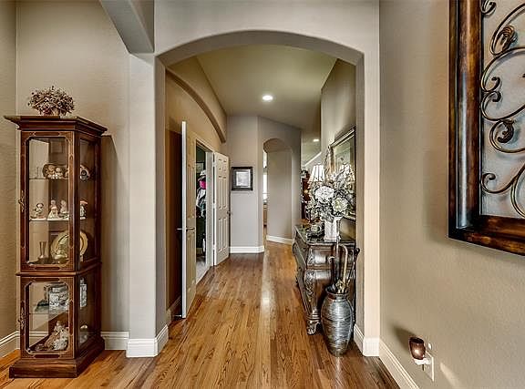 4th image of 747 Barton Springs Dr