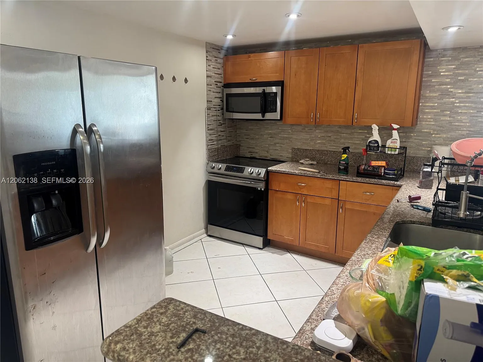 200 Leslie Condo — Photo 3