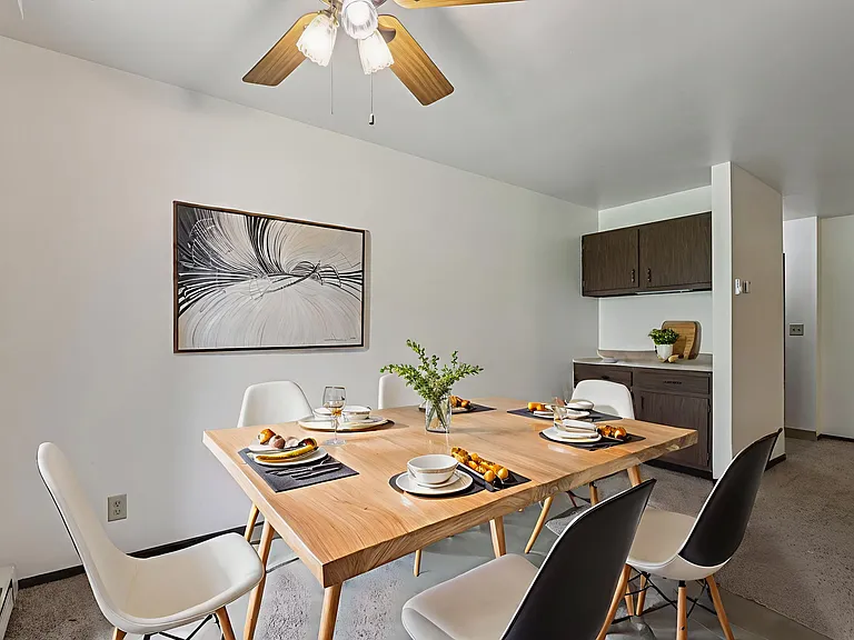 Park Plaza Apartments — Photo 9