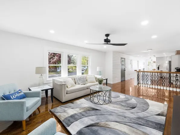 99 Pond St, Salem, NH 03079