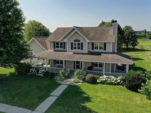 106 Vista Cir, Columbus, WI 53925