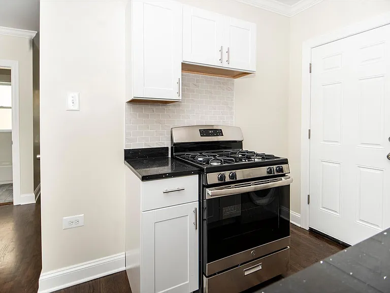 3817 N Greenview Ave #1E — Photo 2