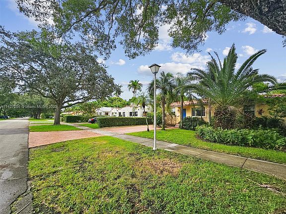 5th image of 557 La Villa Dr