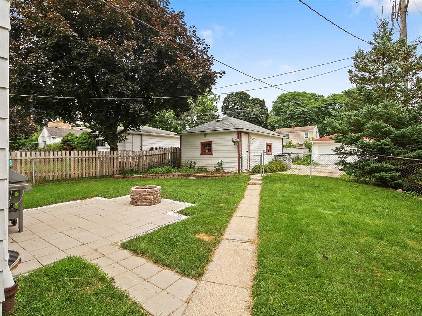 Charming 3-Bedroom Single-Family Home Hardwood Floors, Central Air & Garage — Photo 3
