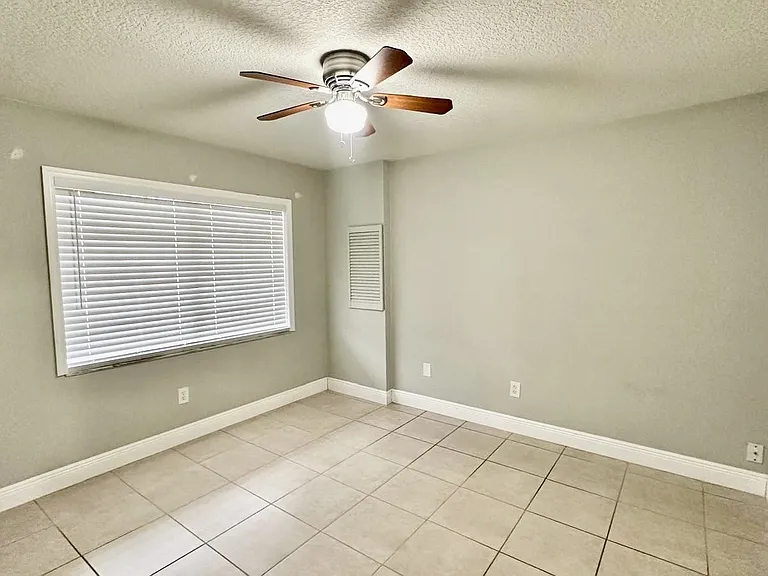 160 Julie Ln — Photo 5