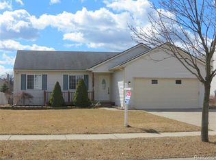 4615 Streamside Trl, Waterford, MI 48329
