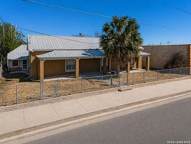 3 bed, 2.0 bath, 2100 sqft, $1,400 — Photo 3