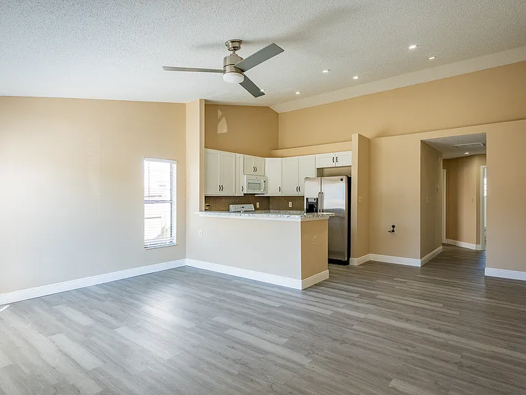 1025 Clovercrest Rd — Photo 3