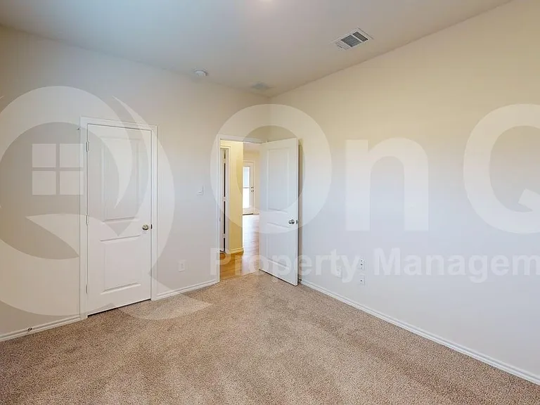 915 Presleigh Dr — Photo 12