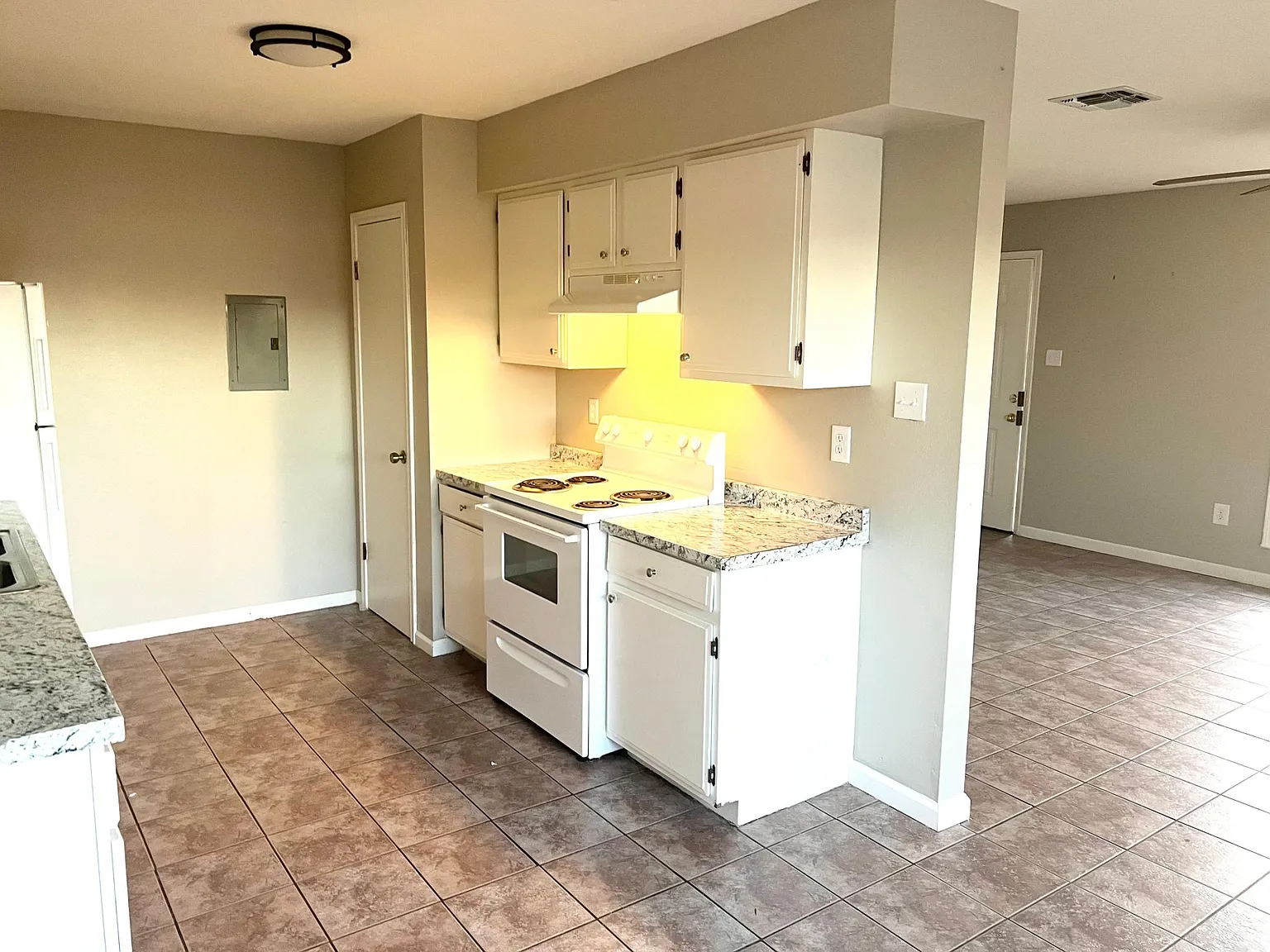 220 Gloria St — Photo 2