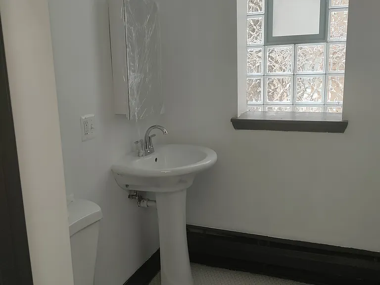 Unit 5706-1 half bath_01222024