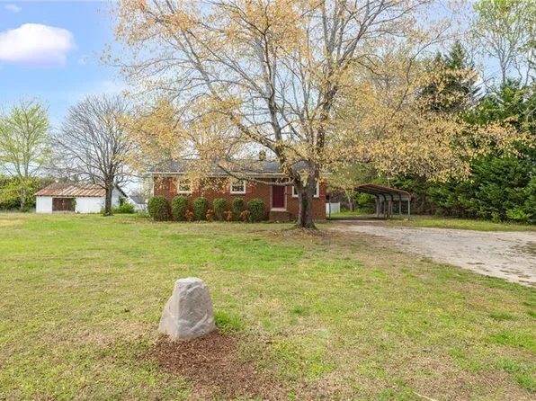 8140 Haw River Rd, Kernersville, NC 27284
